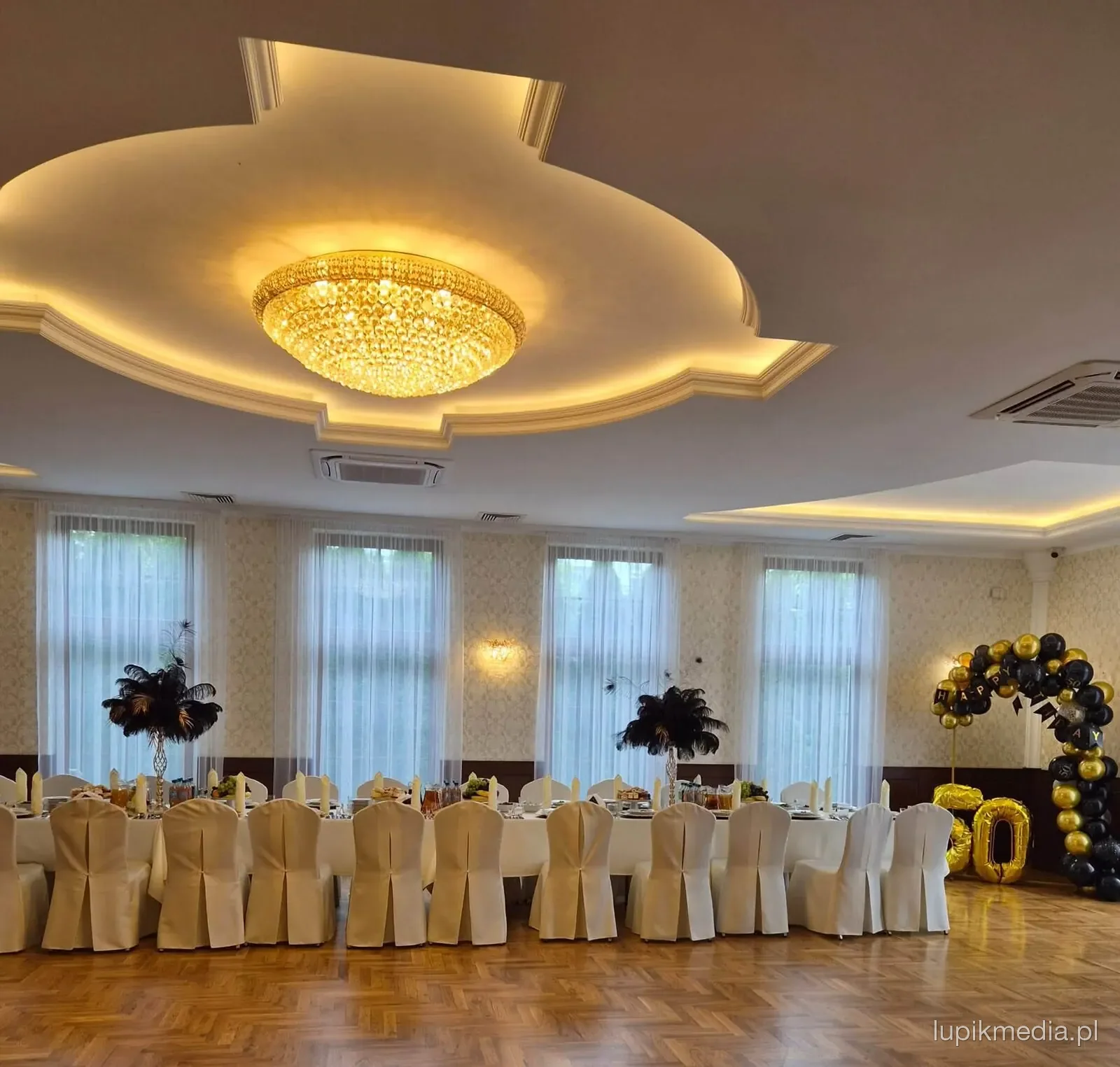 Sala bankietowa w bieli, przygotowana na przyjęcie