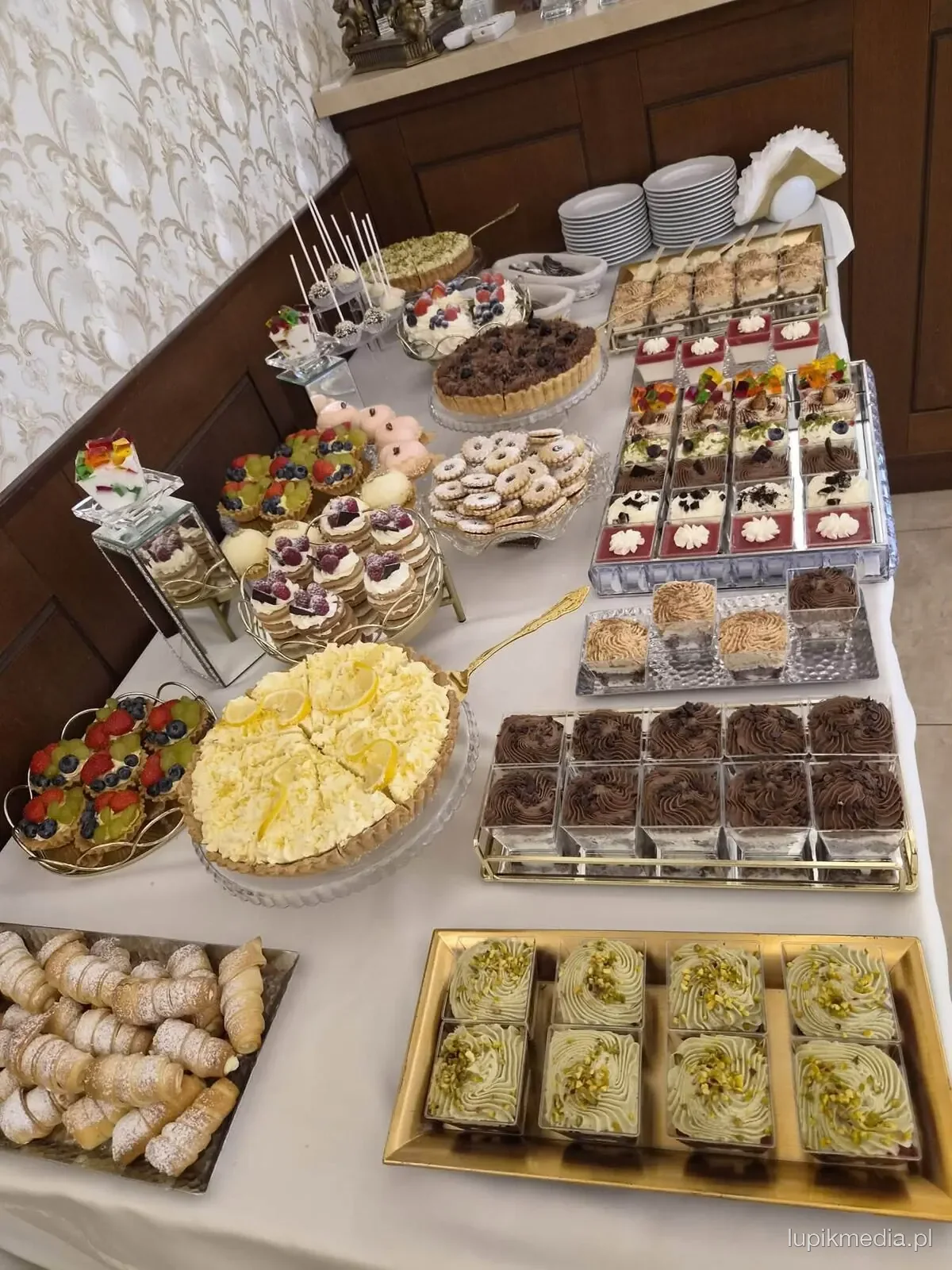 Słodki stół z ciastami i deserami